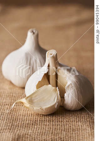 麻布に置かれたにんにく 99045394