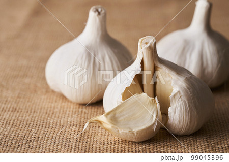 麻布に置かれたにんにく 99045396