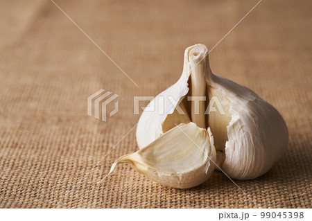 麻布に置かれたにんにく 99045398