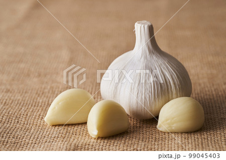 麻布に置かれたにんにく 99045403