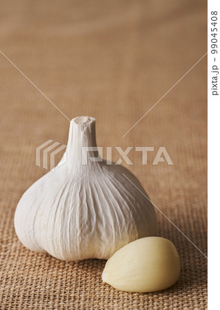 麻布に置かれたにんにく 99045408