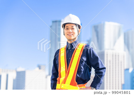 港湾警備をする若いガードマン 港湾警備をする若いガードマン 99045801