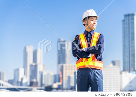 港湾警備をする若いガードマン 99045809