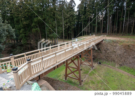 箕輪城 本丸と蔵屋敷をつなぐ木橋 箕輪城 本丸と蔵屋敷をつなぐ木橋 99045889