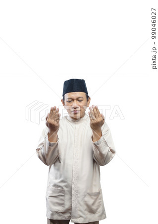 Asian Muslim man raised his hands and prayed 99046027