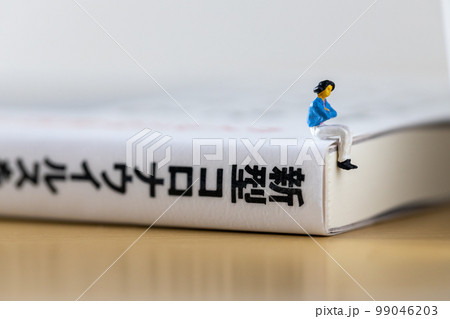 新型コロナウイルスについて考える女性 99046203