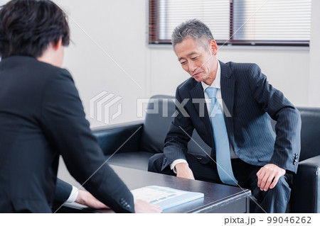 商談をする2人のビジネスマン 99046262