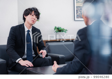商談をする2人のビジネスマン 99046280