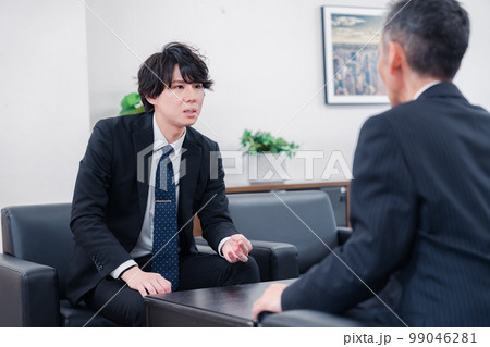 商談をする2人のビジネスマン 99046281