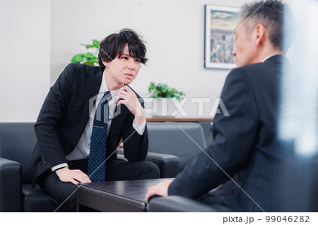 商談をする2人のビジネスマン 99046282