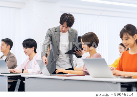 会議　セミナー　エンジニア　研修　講習　オフィスカジュアル　勉強会　ビジネス　オフィス 99046314