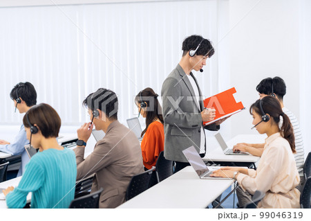 会議　セミナー　エンジニア　研修　講習　オフィスカジュアル　勉強会　ビジネス　オフィス 99046319