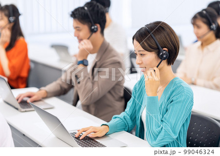 会議　セミナー　エンジニア　コールセンター　研修　講習　オフィスカジュアル　ビジネス　オフィス 99046324