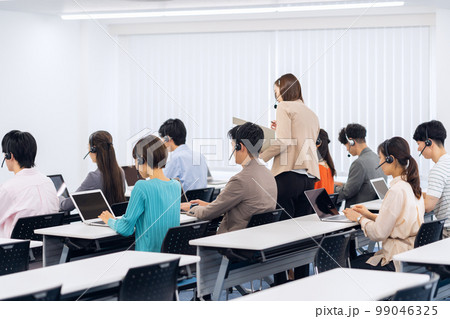 会議　セミナー　エンジニア　研修　講習　オフィスカジュアル　勉強会　ビジネス　オフィス 99046325