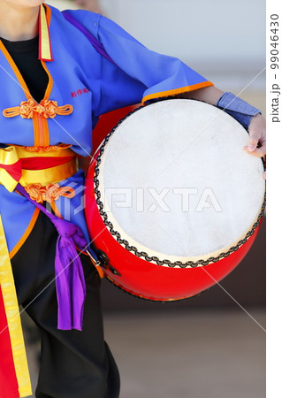 沖縄エイサー踊りの演舞中の大太鼓 99046430