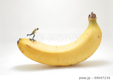 mini figure of Skateboarder jumping at banana 99047238