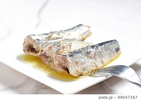 新鮮なイワシをオリーブオイルに漬けたオイルサーディン 99047387