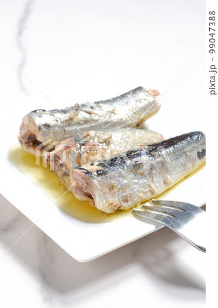 新鮮なイワシをオリーブオイルに漬けたオイルサーディン 99047388