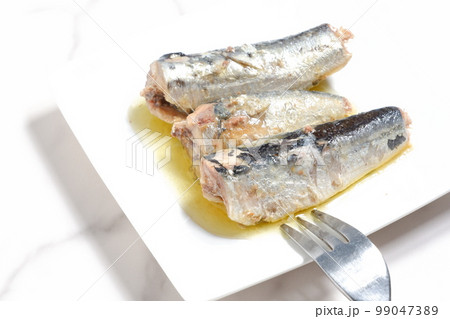 新鮮なイワシをオリーブオイルに漬けたオイルサーディン 99047389