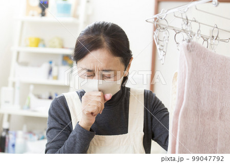 風邪で体調不良の日本人主婦、ミドルの女性 風邪で体調不良の日本人主婦、ミドルの女性 99047792