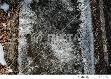 凍結した用水路【長野県】 99047829