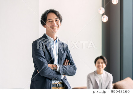 ビジネスマン　腕組み 99048160