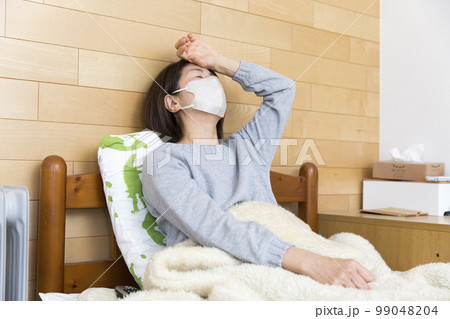 風邪、体調不良、病気で寝込む日本人の女性 風邪、体調不良、病気で寝込む日本人の女性 99048204