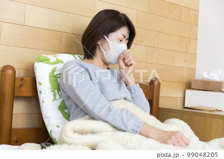 風邪、体調不良、病気で寝込む日本人の女性 風邪、体調不良、病気で寝込む日本人の女性 99048205