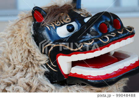 琉球獅子舞の獅子頭 99048488