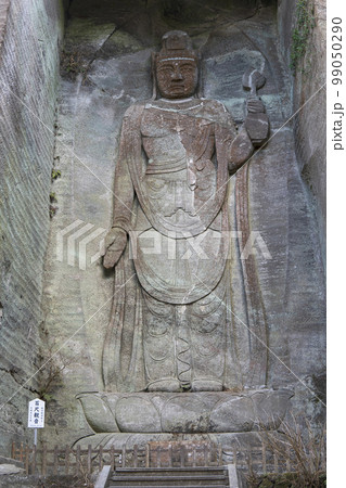 房州石の岩壁に掘られた百尺観音【鋸山・日本寺】千葉県鋸南町 99050290