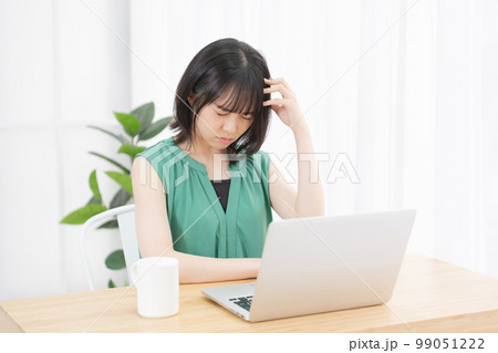 トラブルで行き詰まっている若い女性 トラブルで行き詰まっている若い女性 99051222