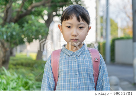 ランドセルをせおった小学生の女の子のポートレート ランドセルをせおった小学生の女の子のポートレート 99051701