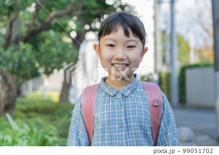 ランドセルをせおった小学生の女の子のポートレート ランドセルをせおった小学生の女の子のポートレート 99051702