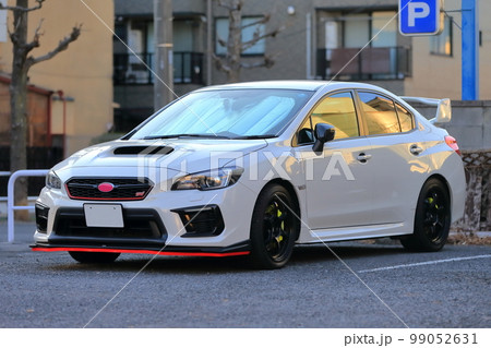 駐車場のスポーツカー　イメージ 99052631