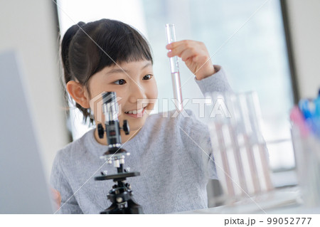 試験管を見る小学生の女の子 99052777