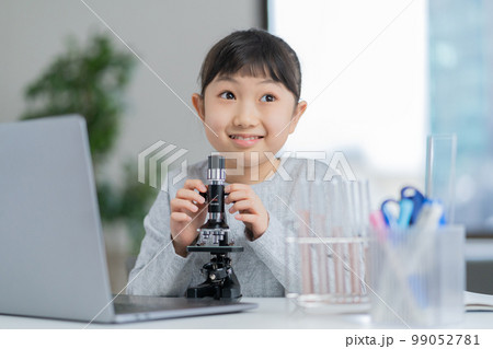 顕微鏡を見る小学生の女の子 99052781