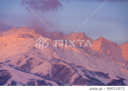 【朝焼け素材】冬の白馬村の風景【長野県】 【朝焼け素材】冬の白馬村の風景【長野県】 99053072