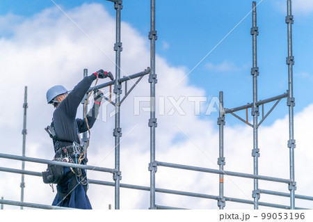 建設現場　くさび足場　ビケ　足場組立　青空 99053196