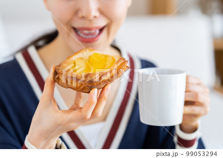 朝食を食べる若い女性 朝食を食べる若い女性 99053294