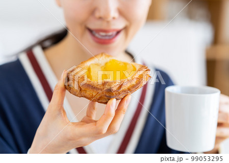 朝食を食べる若い女性　 99053295