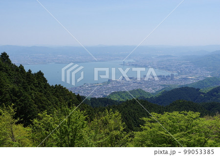比叡山ドライブウェイ 四明ヶ嶽付近からの琵琶湖と大津市の眺め 比叡山ドライブウェイ 四明ヶ嶽付近からの琵琶湖と大津市の眺め 99053385