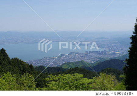 比叡山ドライブウェイ　四明ヶ嶽付近からの琵琶湖と大津市の眺め 99053387
