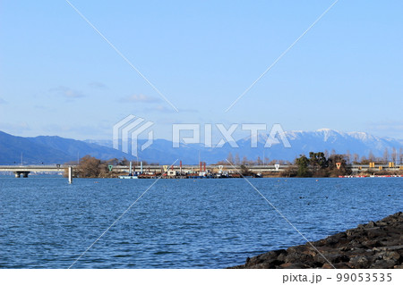 琵琶湖漕艇場付近から眺めた雪の積もった湖西の山 琵琶湖漕艇場付近から眺めた雪の積もった湖西の山 99053535