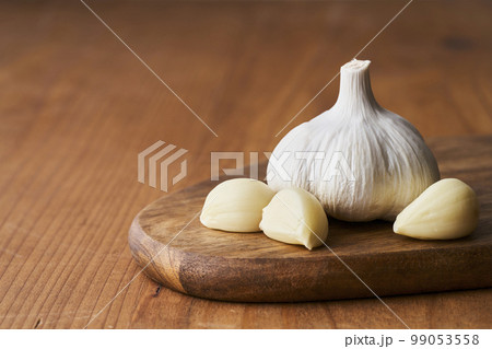木のカッティングボードの上にあるにんにく 木のカッティングボードの上にあるにんにく 99053558