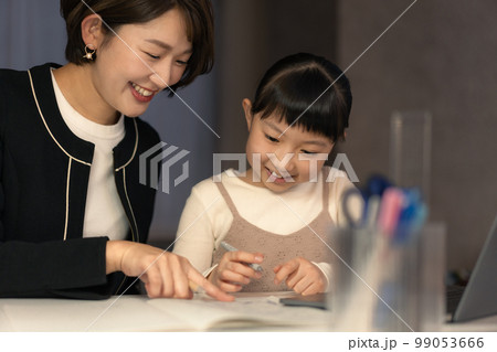 夜の家庭教師と小学生の女の子 99053666