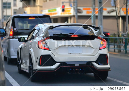 街中を走るスポーツカー イメージ 街中を走るスポーツカー イメージ 99053865