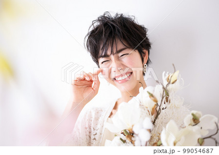 ピンクで春のかわいい女性のイメージ　クシャっとした笑顔 99054687