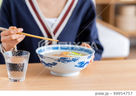 ラーメンを食べる若い女性 99054757