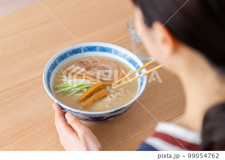 ラーメンを食べる若い女性 99054762