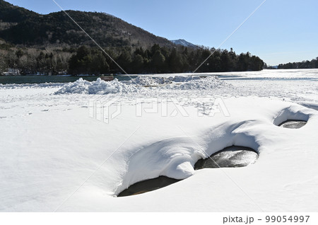 栃木県 日光 湯ノ湖畔 冬景色の風景 99054997